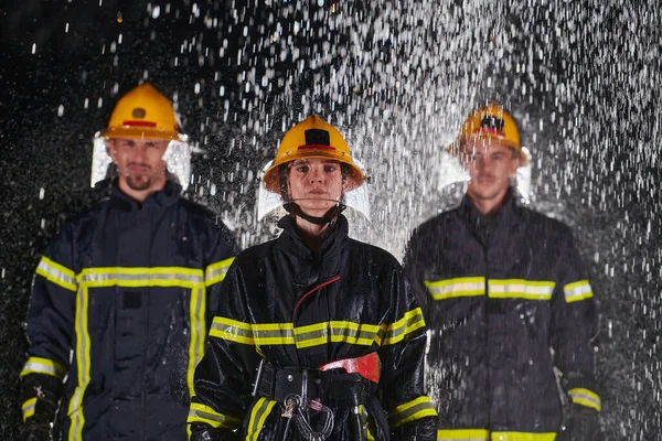 Een Groep Professionele Brandweerlieden Marcheert Door Regenachtige Nacht Een Reddingsmissie — Stockfoto