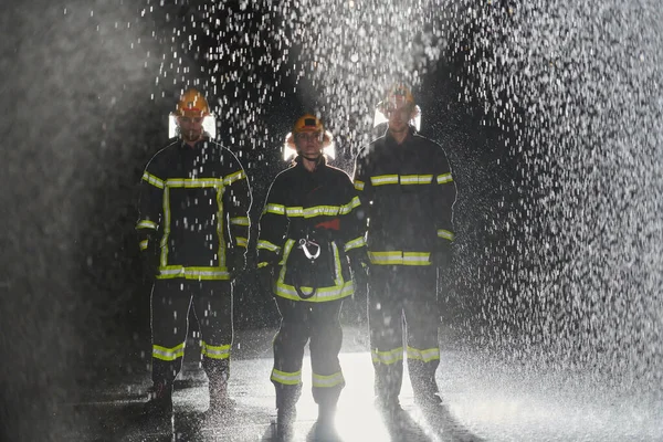 Група Професійних Пожежників Проходять Через Дощову Ніч Рятувальній Місії Рішучі — стокове фото