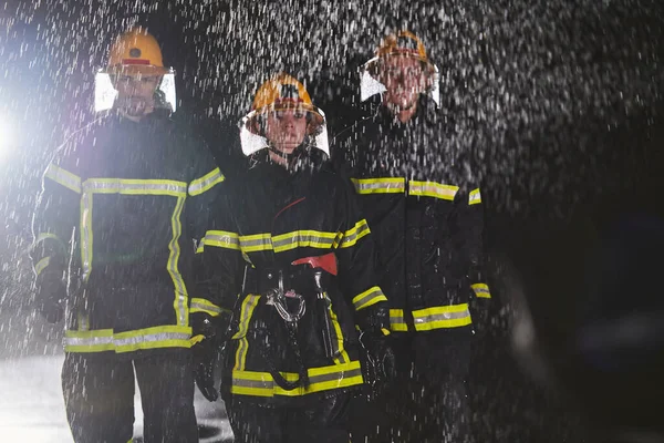 Μια Ομάδα Επαγγελματιών Πυροσβεστών Παρελαύνουν Μέσα Στη Βροχερή Νύχτα Μια — Φωτογραφία Αρχείου
