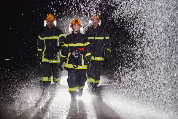 Группа Профессиональных Пожарных Марширующих Дождливую Ночь Спасательную Миссию Решительные Шаги — стоковое фото