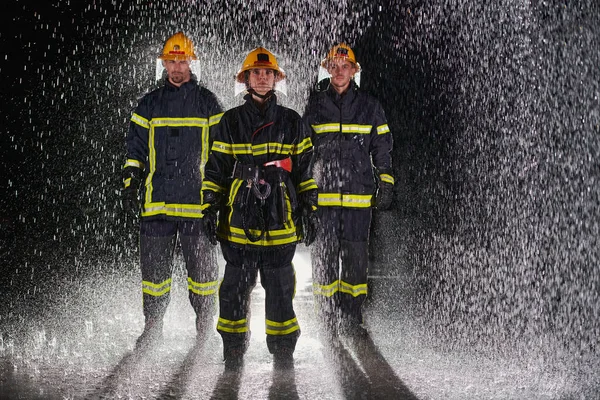 Een Groep Professionele Brandweerlieden Marcheert Door Regenachtige Nacht Een Reddingsmissie — Stockfoto