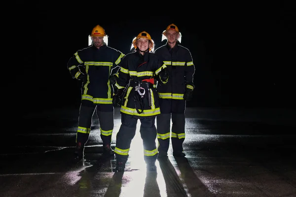 Een Groep Professionele Brandweerlieden Marcheert Nacht Door Een Reddingsmissie Hun — Stockfoto