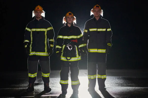 Grupa Zawodowych Strażaków Maszerujących Nocą Misję Ratunkową Ich Zdecydowane Kroki — Zdjęcie stockowe