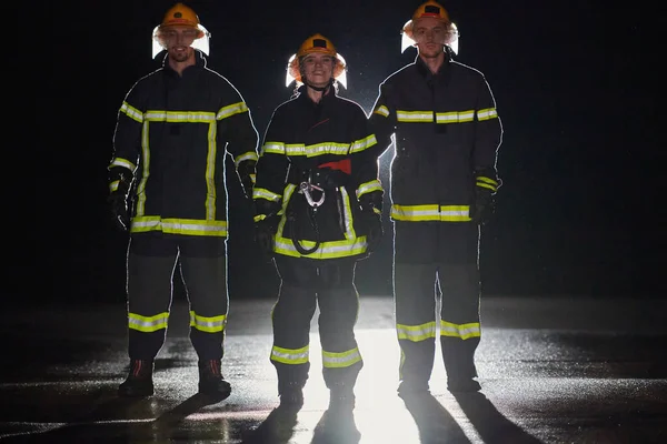 Grupa Zawodowych Strażaków Maszerujących Nocą Misję Ratunkową Ich Zdecydowane Kroki — Zdjęcie stockowe