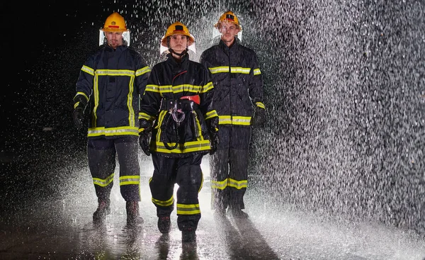 Група Професійних Пожежників Проходять Через Дощову Ніч Рятувальній Місії Рішучі — стокове фото