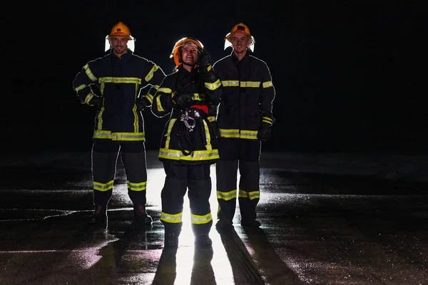 Группа Профессиональных Пожарных Марширующих Ночью Спасательную Миссию Решительные Шаги Бесстрашные — стоковое фото