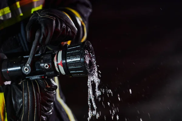 Palomies Käyttää Vesiletkua Palovaaran Poistamiseen Vaarallisen Pelastustehtävän Palomiesten Ryhmä — kuvapankkivalokuva