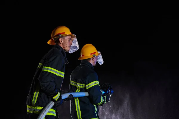 Пожарные Используют Водяной Шланг Устранения Пожарной Опасности Пожарные Женского Мужского — стоковое фото