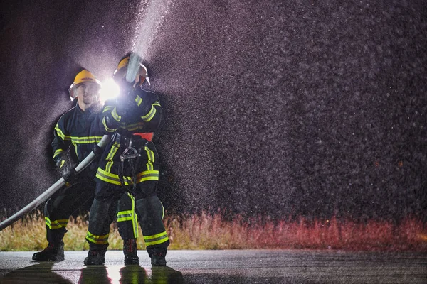 Les Pompiers Utilisant Tuyau Eau Pour Éliminer Risque Incendie Équipe — Photo
