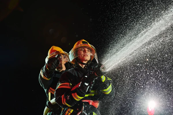 Strażacy Używający Węża Wodnego Wyeliminowania Zagrożenia Pożarowego Zespół Strażaków Płci — Zdjęcie stockowe
