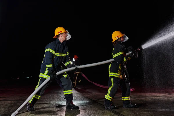 Strażacy Używający Węża Wodnego Wyeliminowania Zagrożenia Pożarowego Zespół Strażaków Płci — Zdjęcie stockowe