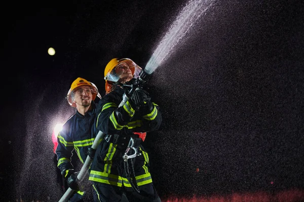 Les Pompiers Utilisant Tuyau Eau Pour Éliminer Risque Incendie Équipe — Photo