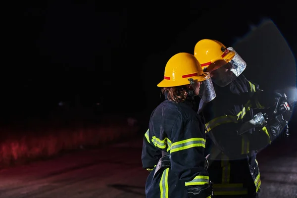 Пожежники Використовують Водяний Шланг Усунення Пожежної Небезпеки Команда Жінок Чоловіків — стокове фото