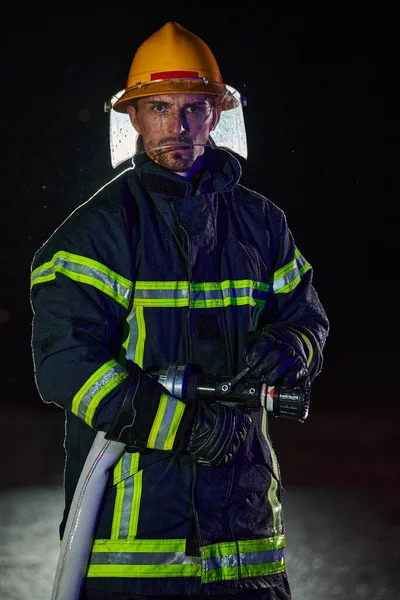 Пожежник Використовує Водяний Шланг Усунення Пожежної Небезпеки Команда Жінок Чоловіків — стокове фото