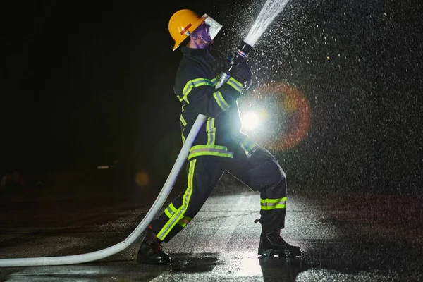 Brandweerman Die Een Waterslang Gebruikt Een Brandgevaar Elimineren Team Van — Stockfoto