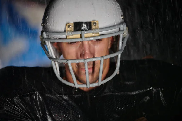 Американское Футбольное Поле Одинокий Спортсмен Стоящий Поле Шлеме Готовый Игре — стоковое фото