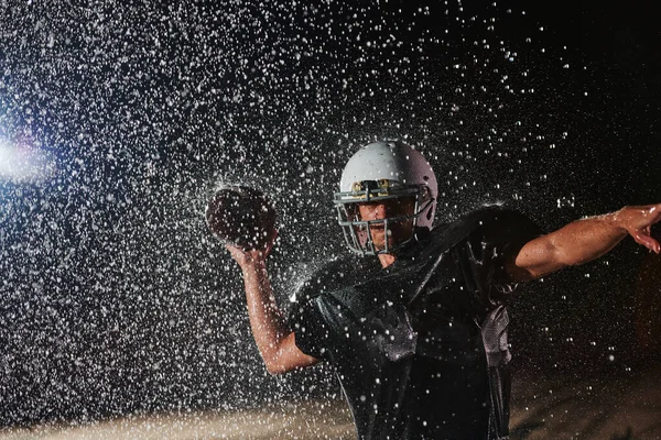 美国足球场 站在场子上的孤独的运动员勇士队队员举着他的头盔准备比赛 准备跑 进攻和得分触地得分的玩家 有戏剧性雾气的雨夜 — 图库照片