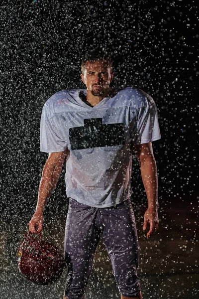 Amerikan Futbol Sahası Yalnız Atletizm Savaşçısı Kask Tutuyor Oynamaya Hazır — Stok fotoğraf
