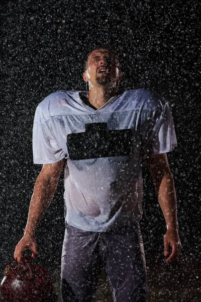 American Football Field Samotny Wojownik Atleta Stojący Polu Trzyma Swój — Zdjęcie stockowe