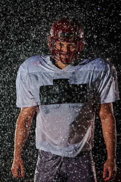 Amerikan Futbol Sahası Yalnız Atletizm Savaşçısı Kask Tutuyor Oynamaya Hazır — Stok fotoğraf