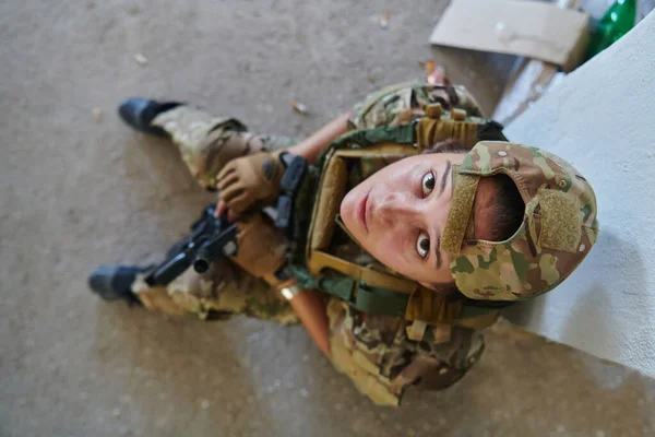 Μια Γυναίκα Επαγγελματική Στρατιωτική Στολή Κάθεται Ένα Εγκαταλελειμμένο Κτίριο Έτοιμη — Φωτογραφία Αρχείου
