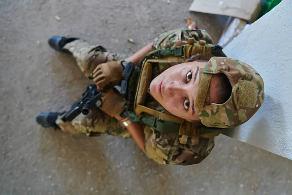 Une Femme Uniforme Militaire Professionnel Est Assise Dans Bâtiment Abandonné — Photo