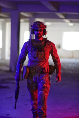 Profesyonel bir asker, neon mavi ve mor ışıklarla aydınlatılmış terk edilmiş bir binada tehlikeli bir görev üstlenir.. 