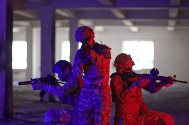  Bir grup profesyonel asker tehlikeli bir binada yangınla çevrili tehlikeli bir kurtarma operasyonunu cesurca gerçekleştirdi.