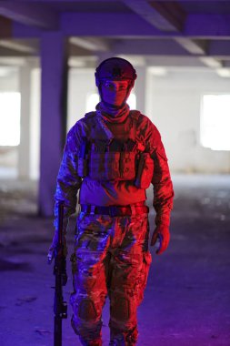 Profesyonel bir asker, neon mavi ve mor ışıklarla aydınlatılmış terk edilmiş bir binada tehlikeli bir görev üstlenir.. 
