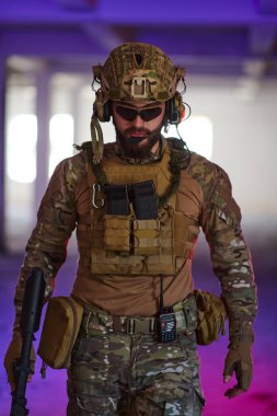 Profesyonel bir asker, neon mavi ve mor ışıklarla aydınlatılmış terk edilmiş bir binada tehlikeli bir görev üstlenir.. 