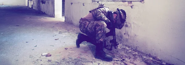 Професійний Солдат Виконує Небезпечну Військову Місію Покинутій Будівлі — стокове фото