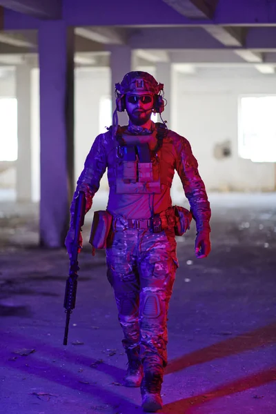 Profesionální Voják Podniká Nebezpečnou Misi Opuštěné Budově Osvětlené Neonově Modrými — Stock fotografie