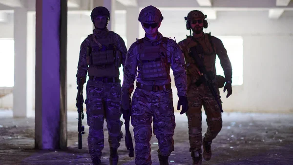 Soldatenteam Fuß Städtischer Umgebung Farbige Leuchttürme — Stockfoto