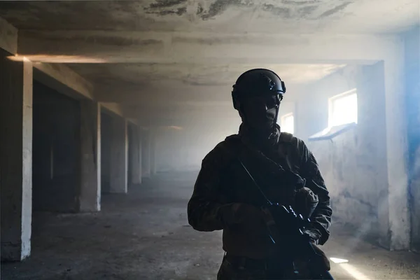 Soldat Professionnel Dans Bâtiment Abandonné Fait Preuve Courage Détermination Dans — Photo