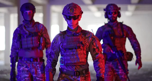 Équipe Soldats Marchant Dans Environnement Urbain Lumière Colorée — Photo