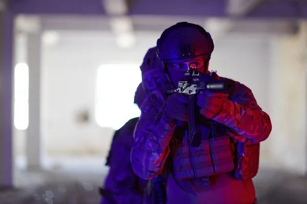 Grupp Professionella Soldater Utför Modigt Ett Farligt Räddningsuppdrag Omgivet Eld — Stockfoto
