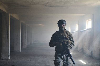 Terk edilmiş bir binada profesyonel bir asker, bir savaş kampanyasında cesaret ve kararlılık gösteriyor.. 