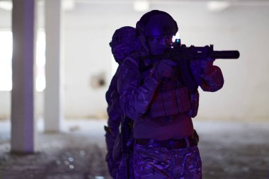  Bir grup profesyonel asker tehlikeli bir binada yangınla çevrili tehlikeli bir kurtarma operasyonunu cesurca gerçekleştirdi.