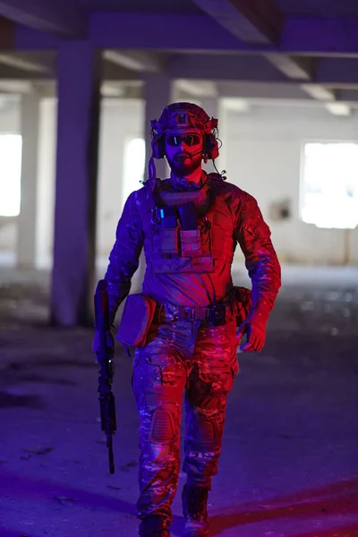 Soldado Profesional Emprende Una Peligrosa Misión Edificio Abandonado Iluminado Por —  Fotos de Stock