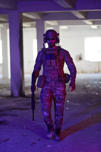 Profesjonalny Żołnierz Podejmuje Niebezpieczną Misję Opuszczonym Budynku Oświetlonym Neonowymi Niebieskimi — Zdjęcie stockowe