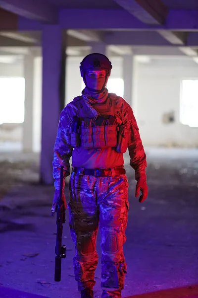 Soldado Profissional Realiza Uma Missão Perigosa Prédio Abandonado Iluminado Por — Fotografia de Stock