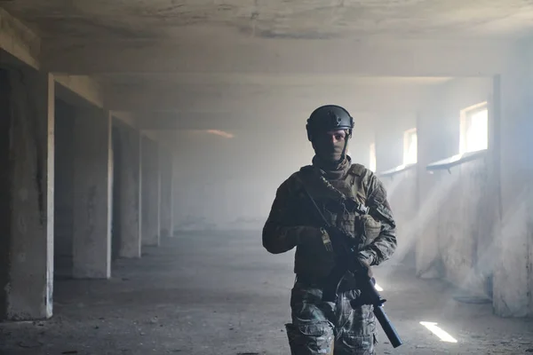 Profesjonalny Żołnierz Opuszczonym Budynku Pokazuje Odwagę Determinację Kampanii Wojennej — Zdjęcie stockowe