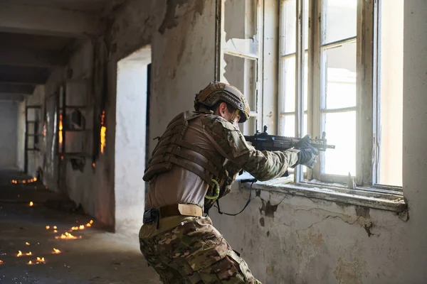 Soldado Profissional Realiza Uma Perigosa Missão Militar Num Edifício Abandonado — Fotografia de Stock