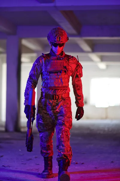 Soldado Profissional Realiza Uma Missão Perigosa Prédio Abandonado Iluminado Por — Fotografia de Stock