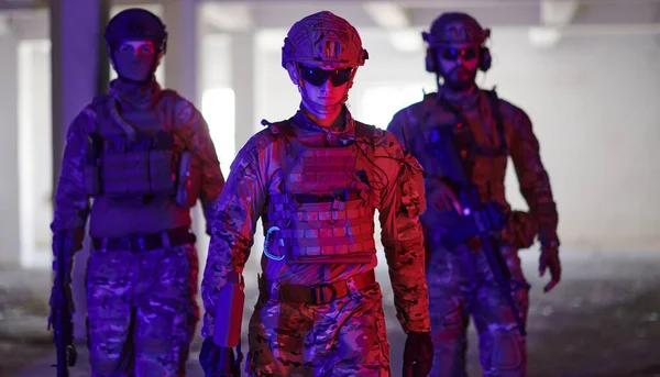 Soldatenteam Wandelen Stedelijke Omgeving Gekleurde Lichter — Stockfoto