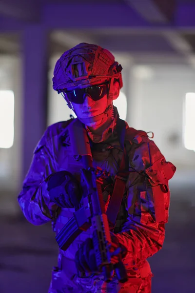 Egy Hivatásos Katona Veszélyes Küldetést Hajt Végre Egy Elhagyatott Épületben — Stock Fotó