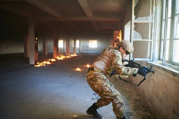 一名职业军人在一座废弃的建筑物里执行危险的军事任务 — 图库照片