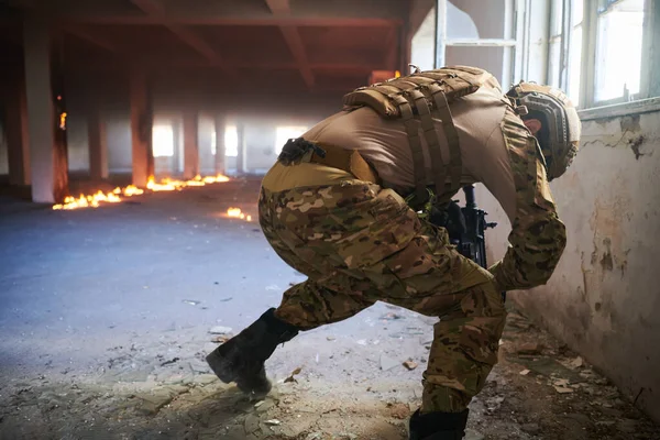 Soldado Profesional Realiza Una Peligrosa Misión Militar Edificio Abandonado — Foto de Stock