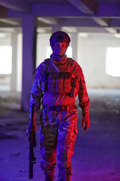Professionell Soldat Utför Ett Farligt Uppdrag Övergiven Byggnad Upplyst Neonblått — Stockfoto