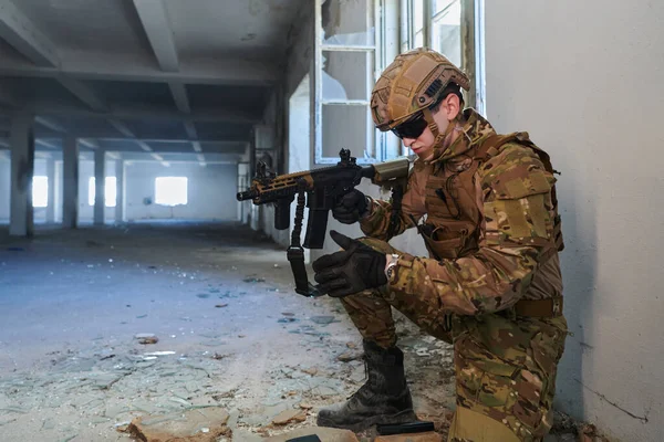Soldat Aktion Nära Fönster Byta Tidning Och Skydd — Stockfoto